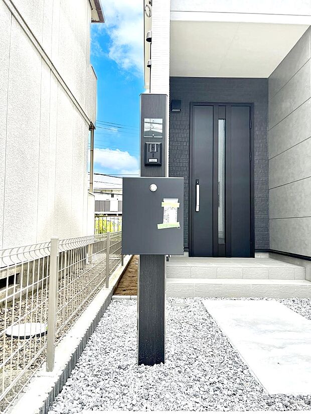 【その他現地】シンプルデザインのポスト。