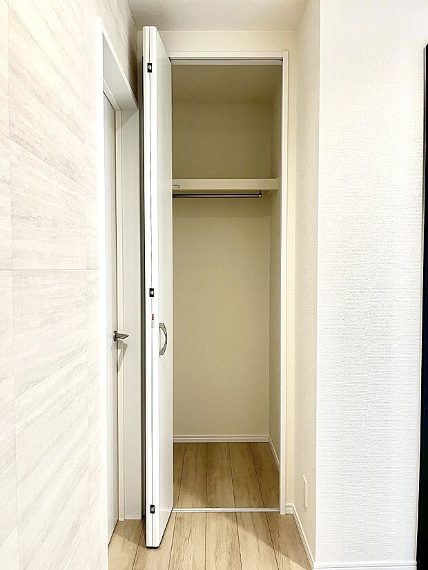 【その他設備(玄関ホール収納)】玄関ホール収納です。掃除道具やお出かけ用グッズの収納に便利です。