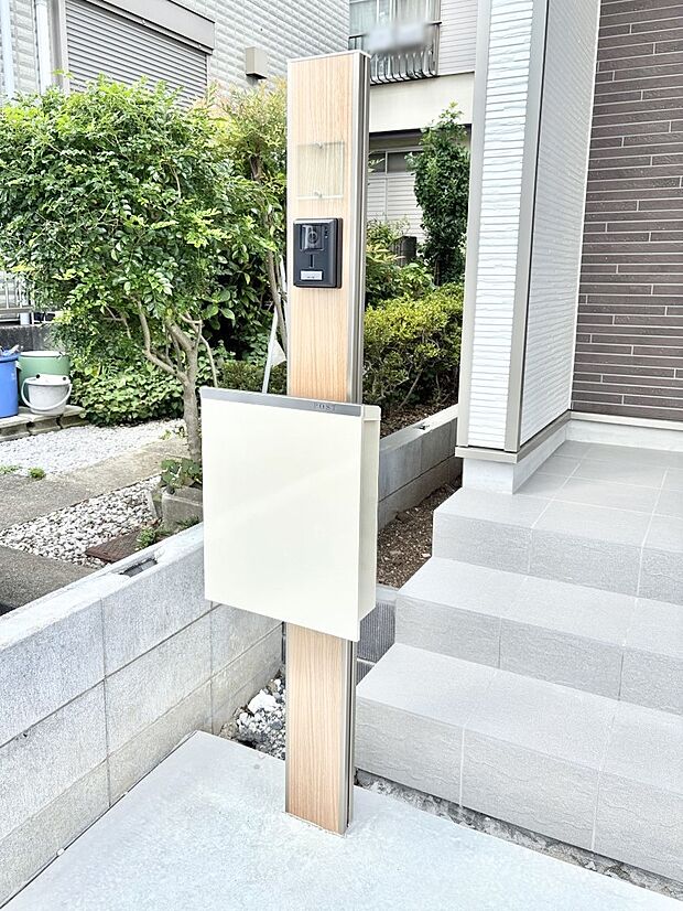 【その他現地】表札・インターホン・ポストをひとつに集約。エントランスになじむシンプルデザイン。