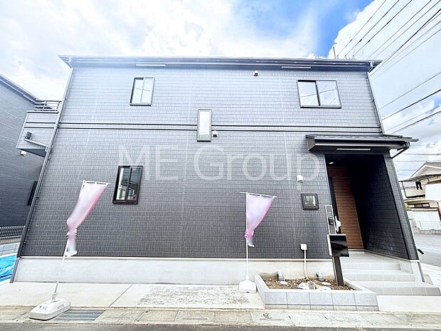 【現地外観写真】上質感あふれる外観デザイン。魅力の住まいを実現。 
