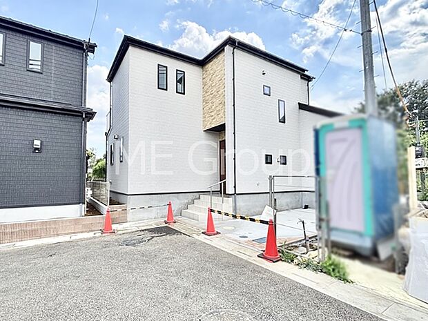 【現地外観写真】暮らしやすさと居心地の良さにこだわったシンプルで飽きのこないデザイン ！