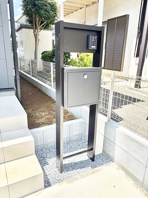 【その他現地】シンプルデザインのポスト。