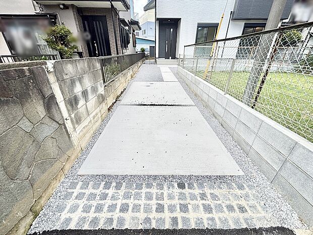 【駐車場】2台駐車可!ご家族みんなの自転車も置ける広々カースペース。