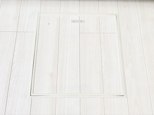 【その他設備(床下収納)】床下収納付き！日用品・非常用品の収納にも大活躍。