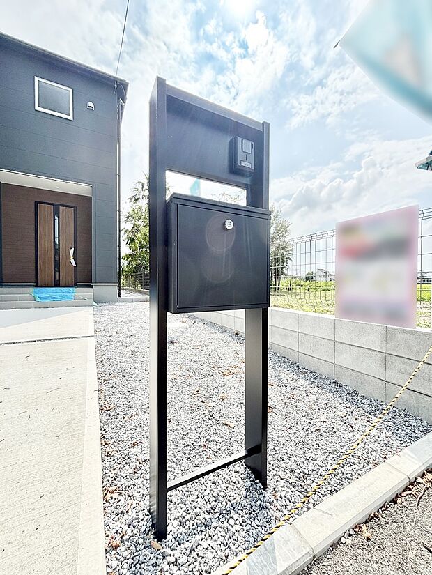 【その他現地】シンプルなデザインのポスト