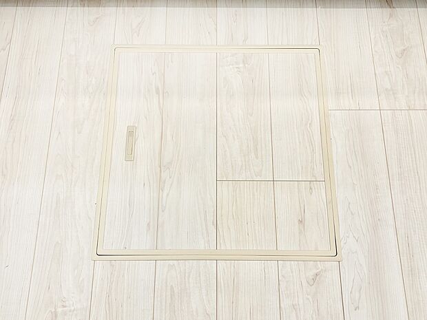 【その他設備(床下収納)】床下収納付き！日用品・非常用品の収納にも大活躍。