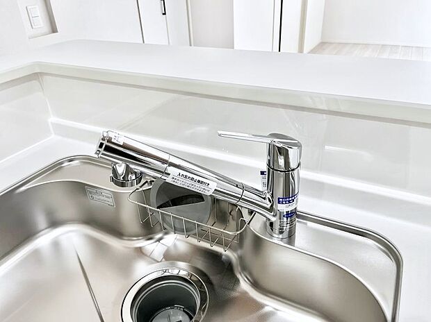 【その他設備(浄水器)】いつでも清潔なおいしいお水を。一つの水栓で水道水と浄水を使い分け。