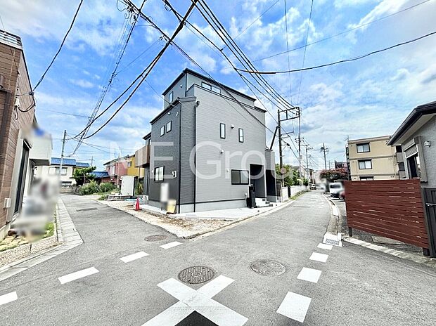 【前面道路含む現地写真】角地なので日当たりも良く、お家が堂々として見えます。