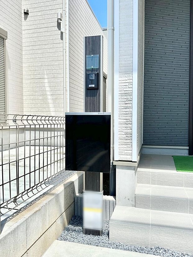 【その他現地】表札・インターホン・ポストをひとつに集約。エントランスになじむシンプルデザイン。