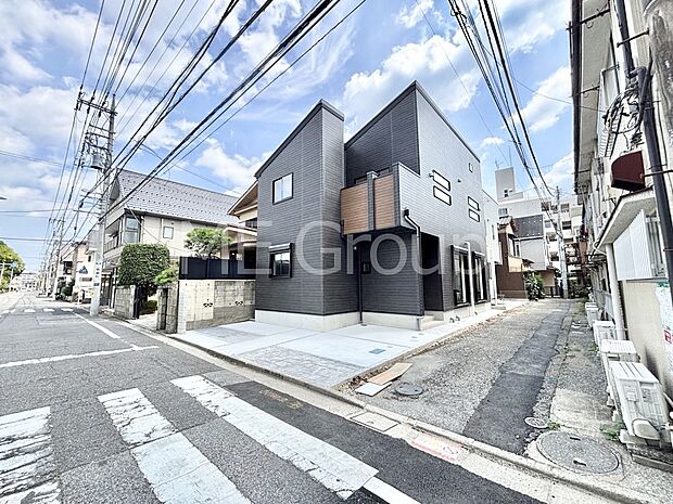 【前面道路含む現地写真】陽光と開放感に恵まれた角地。ここから始まる新生活を応援いたします!