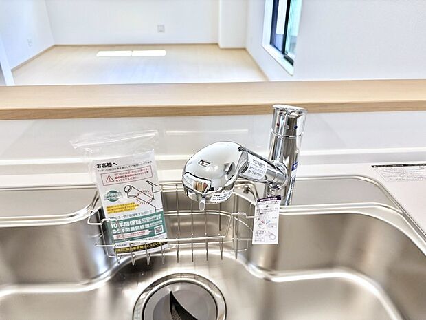 【その他設備(浄水器)】いつでも清潔なおいしいお水を。一つの水栓で水道水と浄水を使い分け。