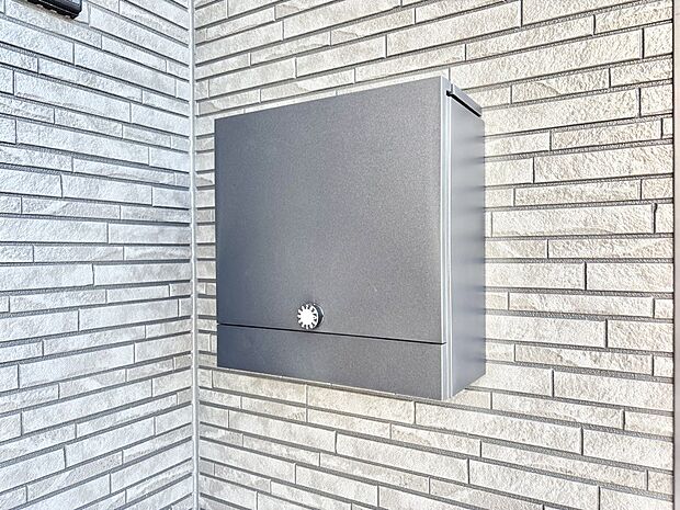 【その他現地】シンプルデザインのポスト。