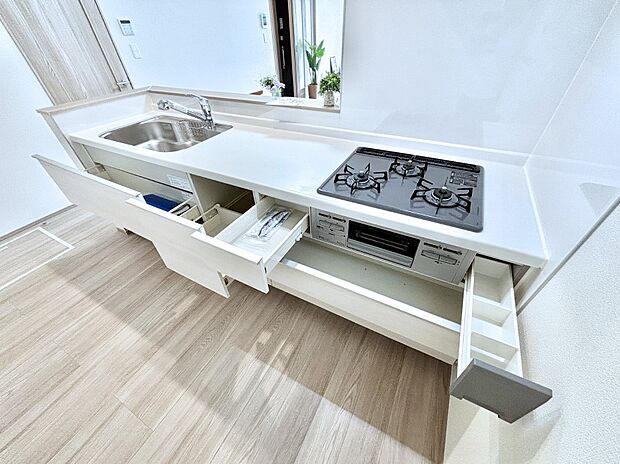 【その他設備(三面鏡裏収納)】三面鏡の裏に、化粧品や衛生用品などを収納可能。洗面台をすっきりと保ちます!