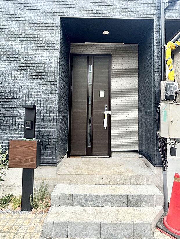 【玄関】大切な家族、来客を出迎える玄関。