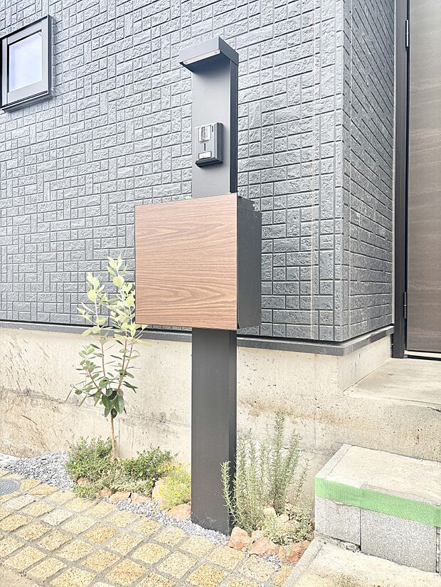 【その他現地】シンプルデザインのポスト。