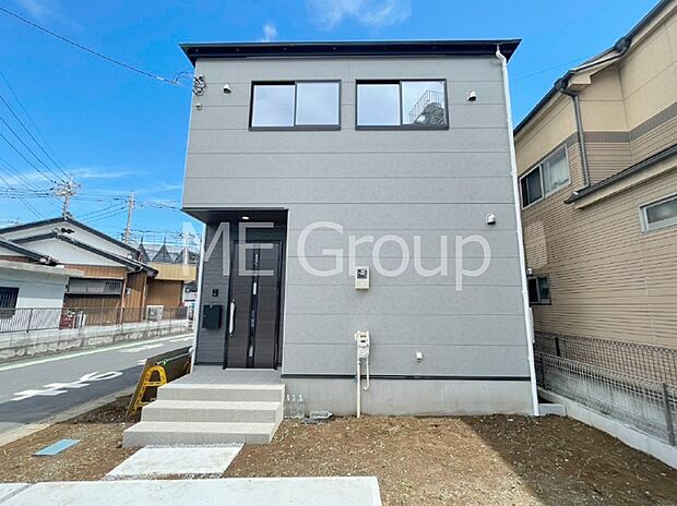 【現地外観写真】暮らしやすさと居心地の良さにこだわったシンプルで飽きのこないデザイン ！