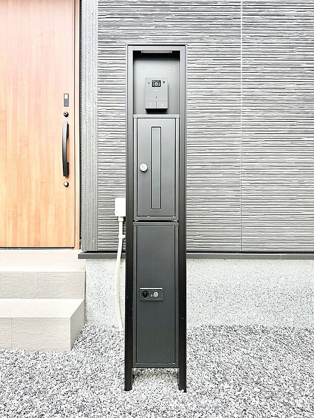 【その他現地】シンプルデザインのポスト。