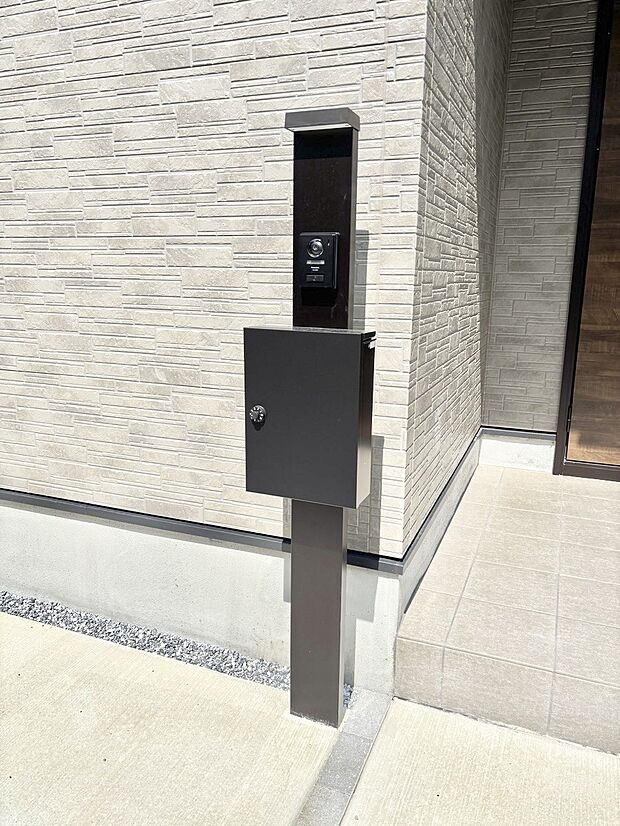 【その他現地】シンプルデザインのポスト。