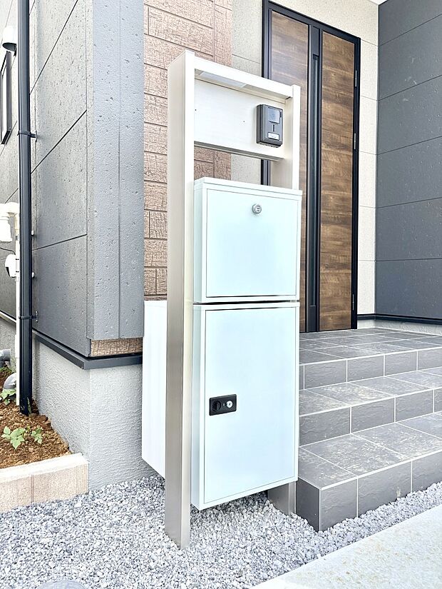 【その他現地】シンプルデザインのポスト。