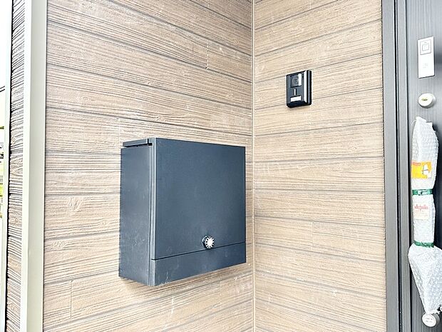 【その他現地】シンプルデザインのポスト。