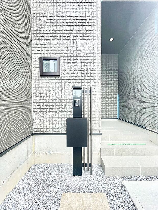 【その他現地】シンプルデザインのポスト。