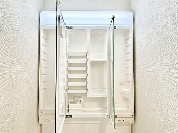 【その他設備(三面鏡裏収納)】三面鏡の裏に、化粧品や衛生用品などを収納可能。洗面台をすっきりと保ちます!