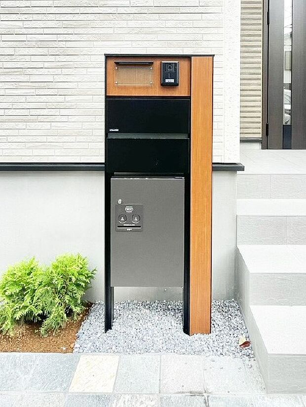 【その他現地】表札・インターホン・ポスト・宅配ＢＯＸをひとつに集約。エントランスになじむシンプルデザイン。