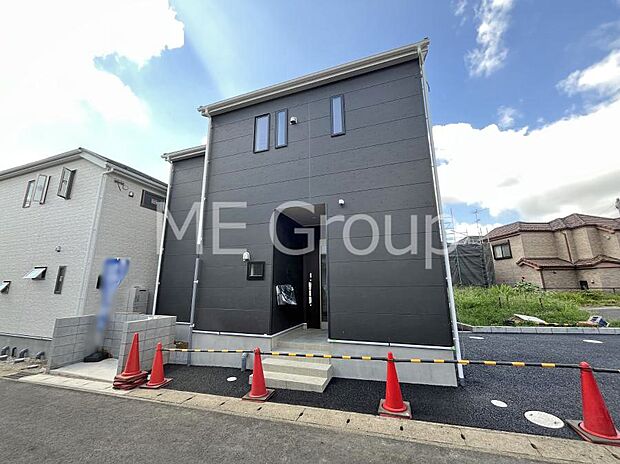 【現地外観写真】洗練された外観、上質な住空間が広がる室内は永く安心して過ごせる住居です。