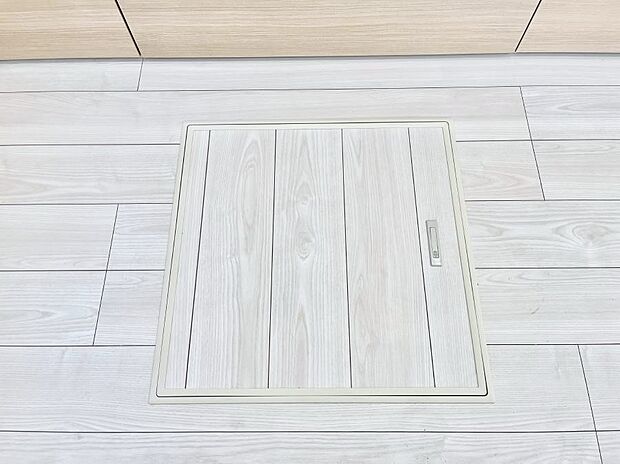 【その他設備(床下収納)】床下収納付き！日用品・非常用品の収納にも大活躍。