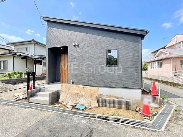 【現地外観写真】暮らしやすさと居心地の良さにこだわったシンプルで飽きのこないデザイン !
