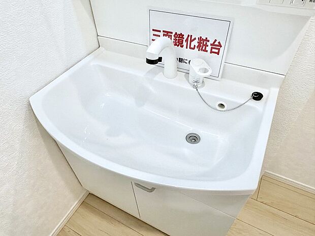 【その他設備(ハンドシャワー水栓)】ハンドシャワー付き！使いやすい洗面台。