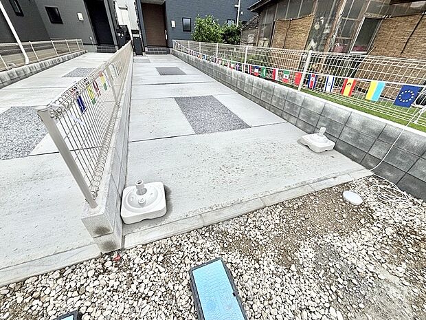 【駐車場】駐車2台可能！急なお客様の駐車に。また、ご家族の自転車スペースとしても大活躍。