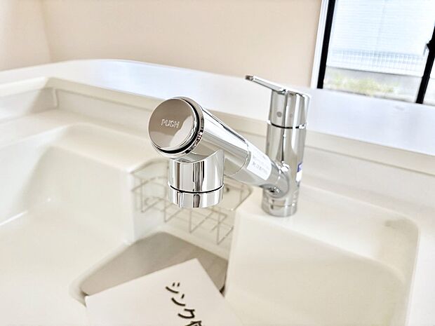 【その他設備(浄水器)】いつでも清潔なおいしいお水を。一つの水栓で水道水と浄水を使い分け。
