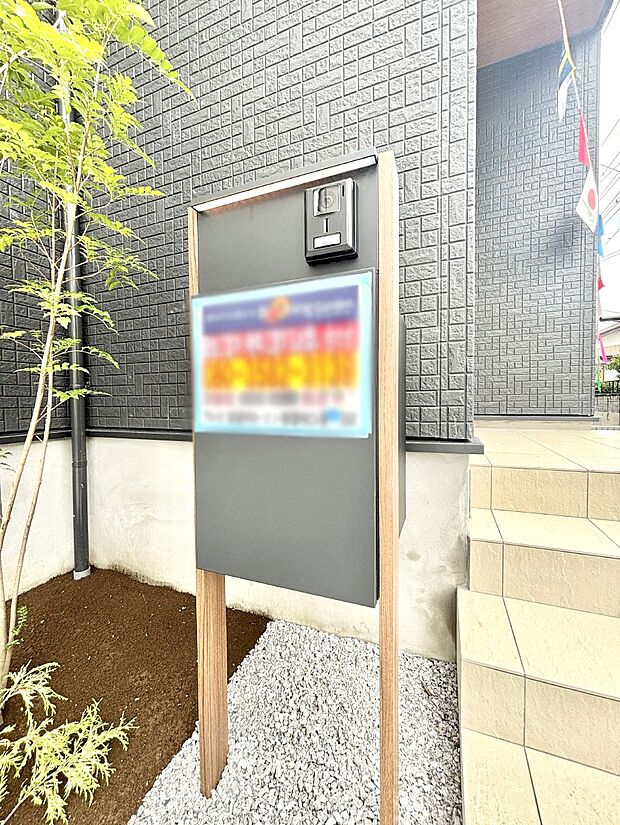 【その他現地】シンプルデザインのポスト。