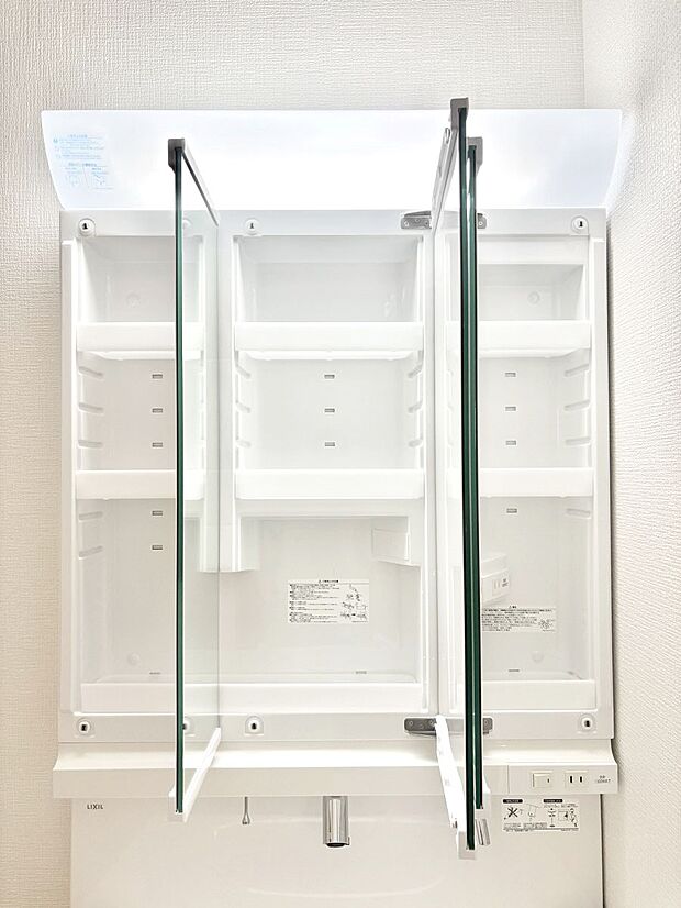 【その他設備(三面鏡裏収納)】三面鏡の裏に、化粧品や衛生用品などを収納可能。洗面台をすっきりと保ちます!