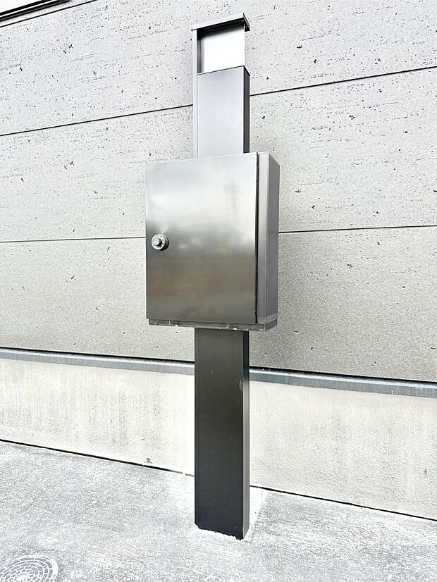 【その他現地】シンプルデザインのポスト。
