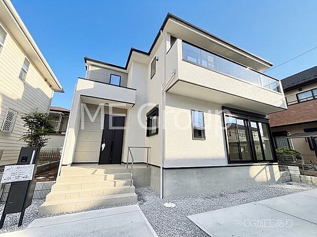 【現地外観写真】洗練された外観、上質な住空間が広がる室内は永く安心して過ごせる住居です。 