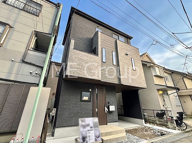 【現地外観写真】暮らしやすさと居心地の良さにこだわったシンプルで飽きのこないデザイン ！