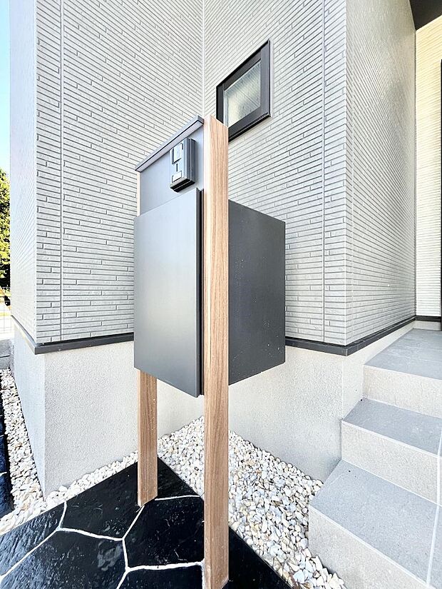【その他現地】表札・インターホン・ポスト・宅配BOXをひとつに集約。エントランスになじむシンプルデザイン。