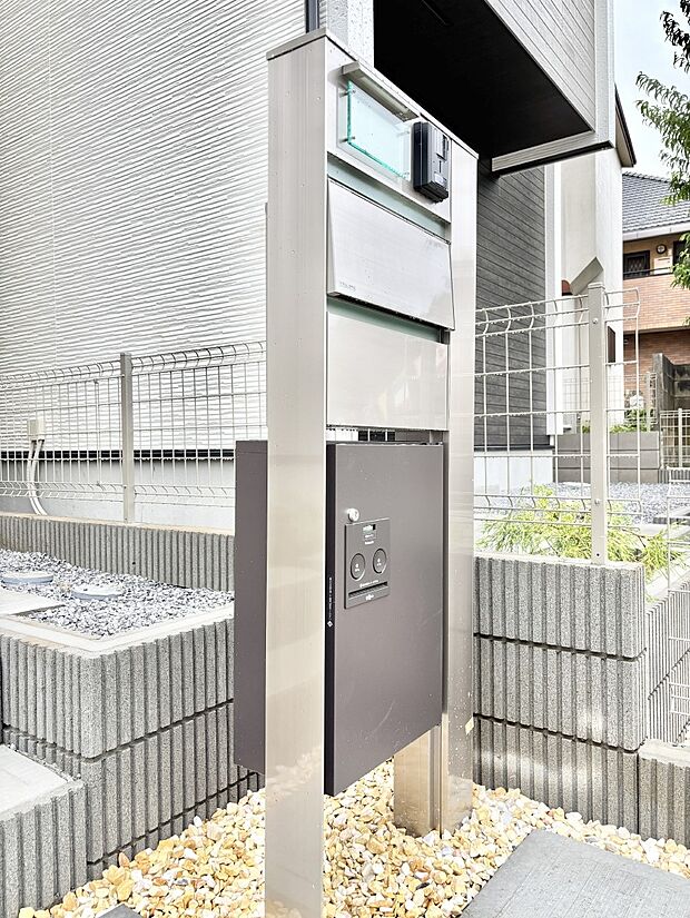 【その他現地】表札・インターホン・ポスト・宅配ＢＯＸをひとつに集約。エントランスになじむシンプルデザイン。