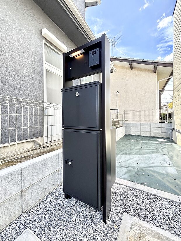【その他現地】表札・インターホン・ポスト・宅配BOXをひとつに集約。エントランスになじむシンプルデザイン。