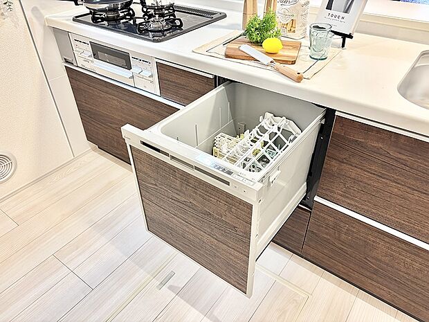 【その他設備(食洗機)】面倒なお片づけは食洗機にお任せ！家事の負担が減って、時間にも気持ちにもゆとりができます。