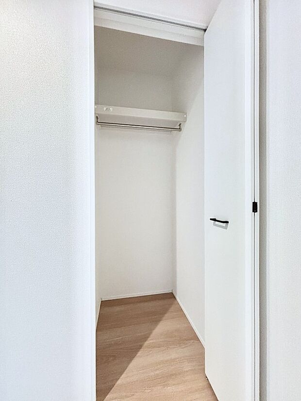 【その他設備(玄関ホール収納)】玄関ホール収納です。掃除道具やお出かけ用グッズの収納に便利です。