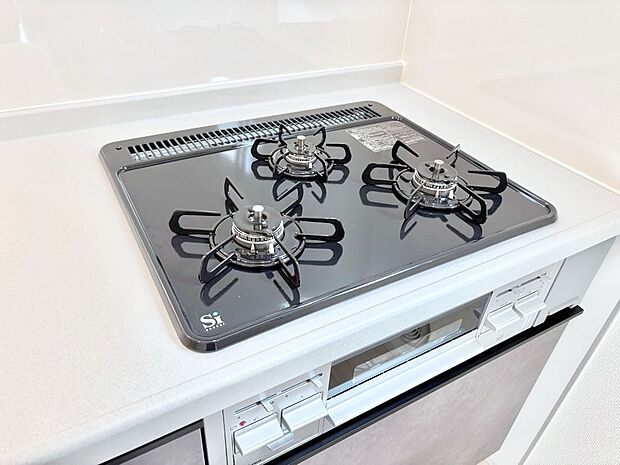 【その他設備(Ｓｉセンサーコンロ)】ガスコンロはＳｉセンサー搭載。火力調節や焦げ付き・消し忘れも防いでくれます。