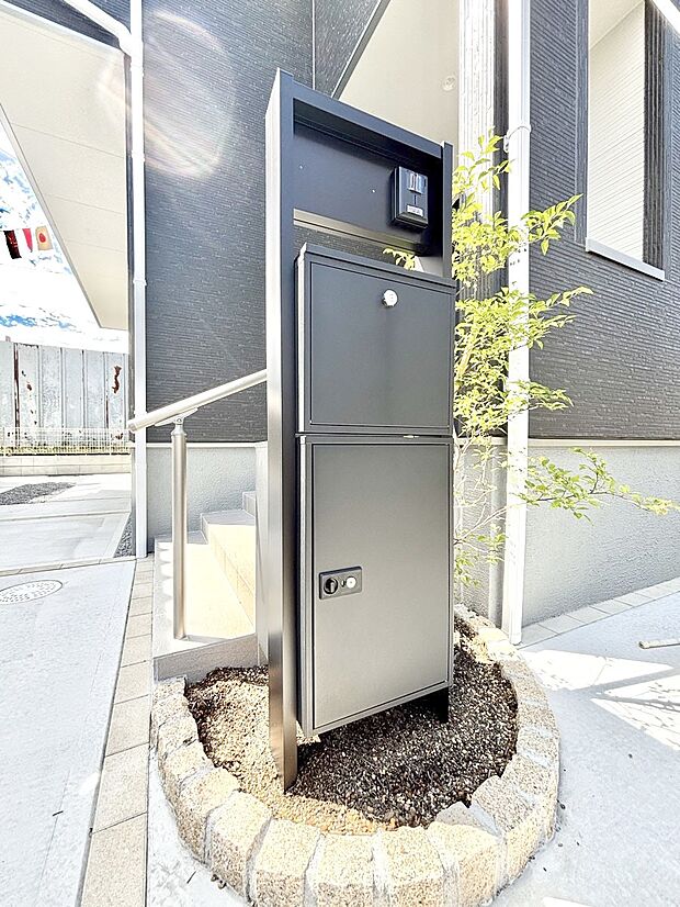 【その他現地】シンプルデザインのポスト。