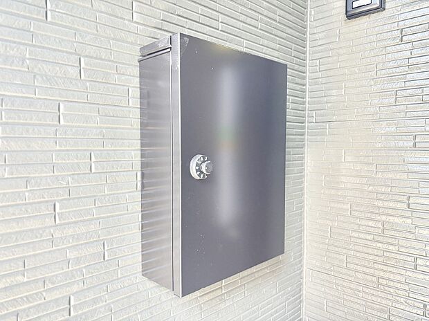 【その他現地】シンプルデザインのポスト。