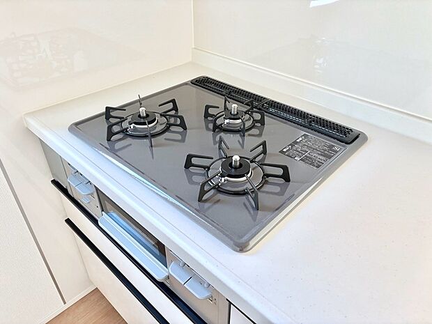 【その他設備(Siセンサーコンロ)】ガスコンロはSiセンサー搭載。火力調節や焦げ付き・消し忘れも防いでくれます。