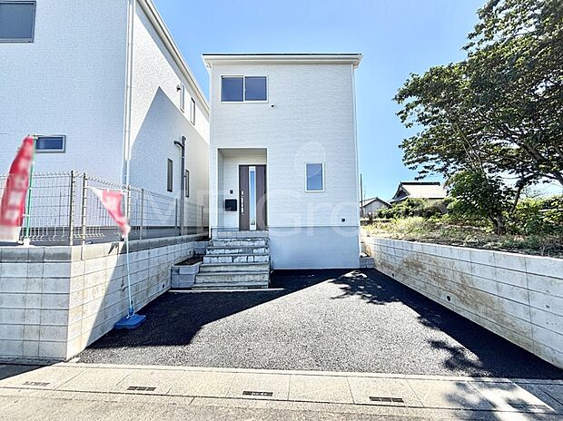 【現地外観写真】たっぷりの陽光と開放感に包まれる明るい住まい