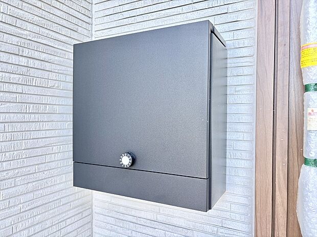 【その他現地】シンプルデザインのポスト。