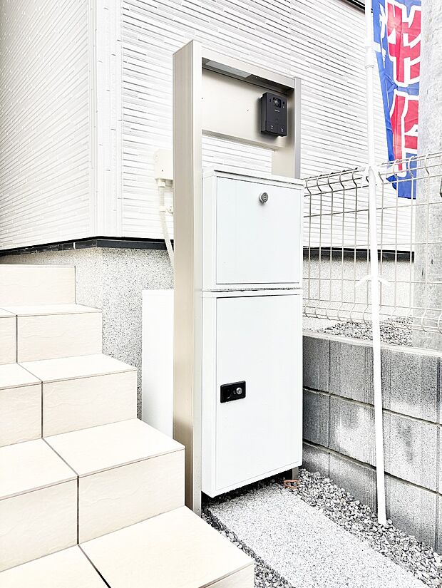 【その他現地】表札・インターホン・ポスト・宅配ＢＯＸをひとつに集約。エントランスになじむシンプルデザイン。
